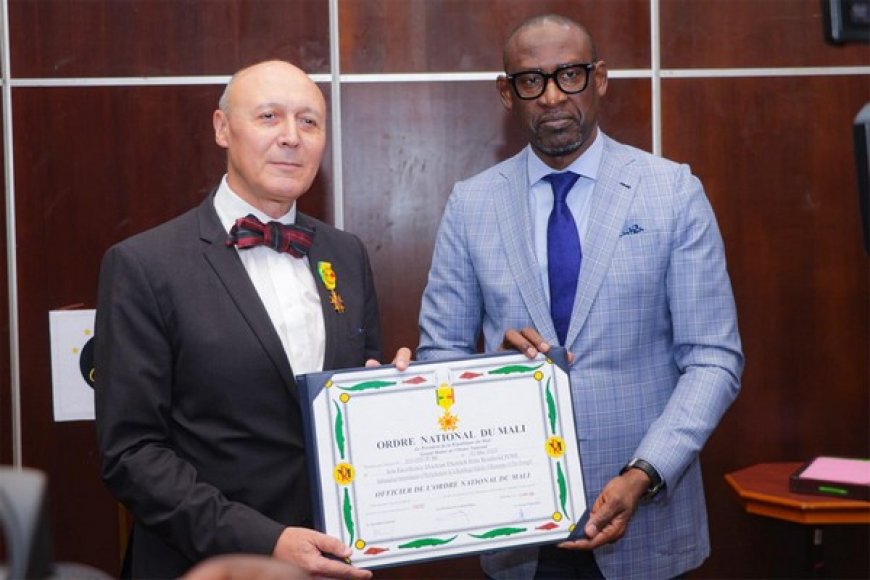 En fin de mission bien remplie au Mali : L'ambassadeur Dr. Dietrich Fritz Reinhold Pohl décoré par Assimi Goïta